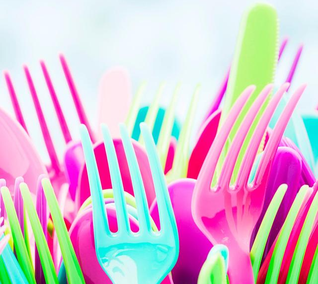 瑞典公布减塑新政 四年内将一次性塑料餐具减半