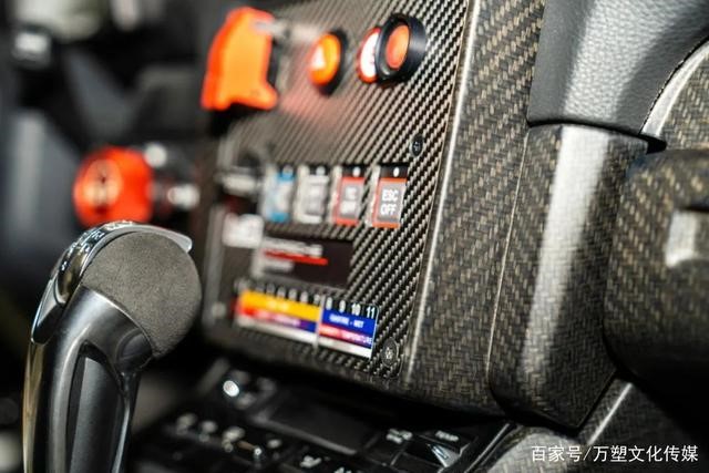 保时捷GT4 赛车采用天然纤维复合材料制成的可持续内饰